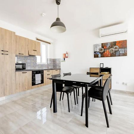 F12 Room 2, Private Room Two Single Beds Privated Bathroom In Shared Flat Msida Luaran gambar
